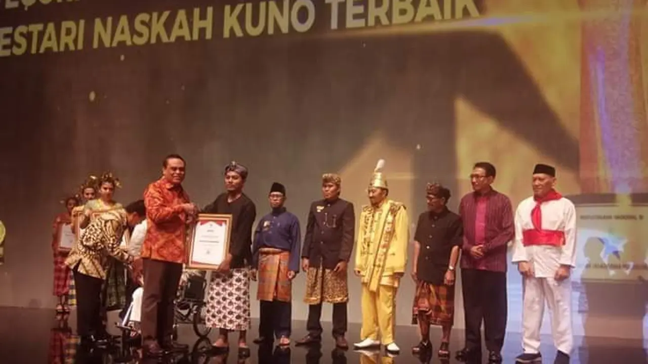 Lestarikan Naskah Kuno Pesantren, Komunitas Pegon Banyuwangi Sabet Penghargaan Nugra Jasadarma Pustaloka