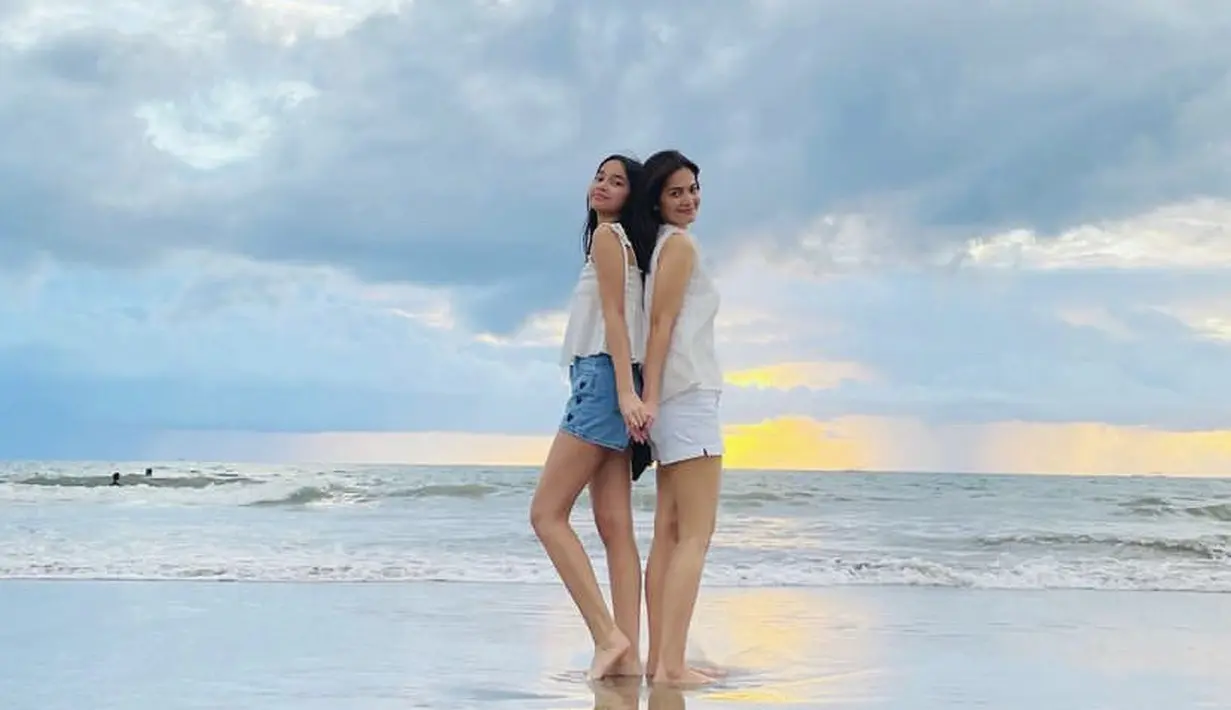 Berpose dengan sang anak Sydney, Cut Tari pun tak kalah awet muda. Ia tampil dengan atasan putih tanpa lengan dikombinasikan short pants putih.  @cuttaryofficial