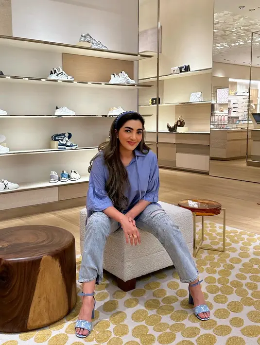 Ashanty pilih tampil santai dengan atasan berkerah biru dan ripped jeans [@ashanty_ash]