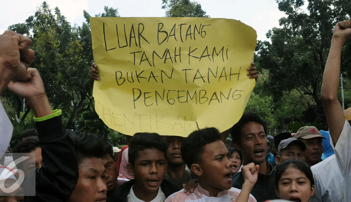 Puluhan pemuda kampung Luar Batang mengangkat tulisan saat melakukan aksi di depan Balai Kota Jakarta, Jumat (22/4/2016). Mereka mempertanyakan kebijakan Pemprov DKI Jakarta yang melakukan penggusuran. (Liputan6.com/Helmi Fithriansyah)