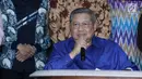 Ketua Umum Partai Demokrat Susilo Bambang Yudhoyono ketika memberikan keterangan pers di kediamannya di Cikeas, Bogor, Kamis (27/7). Pertemuan komunikasi dan kerja sama sepakat tidak membentuk koalisi untuk saat ini. (Liputan6.com/Herman Zakharia)