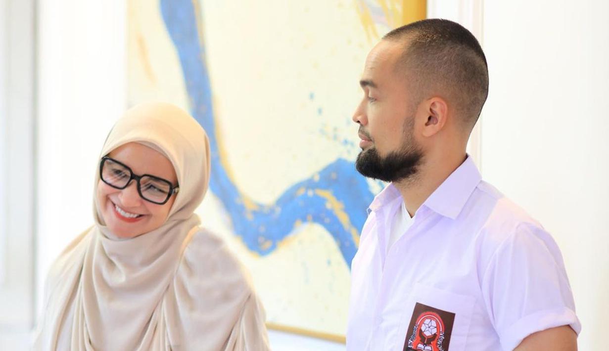 Teuku Wisnu dikenal sebagai artis sekaligus sosok suami yang humoris. Tak heran jika Shireen Sungkar selalu bahagia dalam menjalani rumah tangga dengannya. Kehidupan pasangan yang menikah pada 17 November 2013 ini juga semakin ceria dengan kehadiran tiga orang anak. (Liputan6.com/IG/@teukuwisnu)