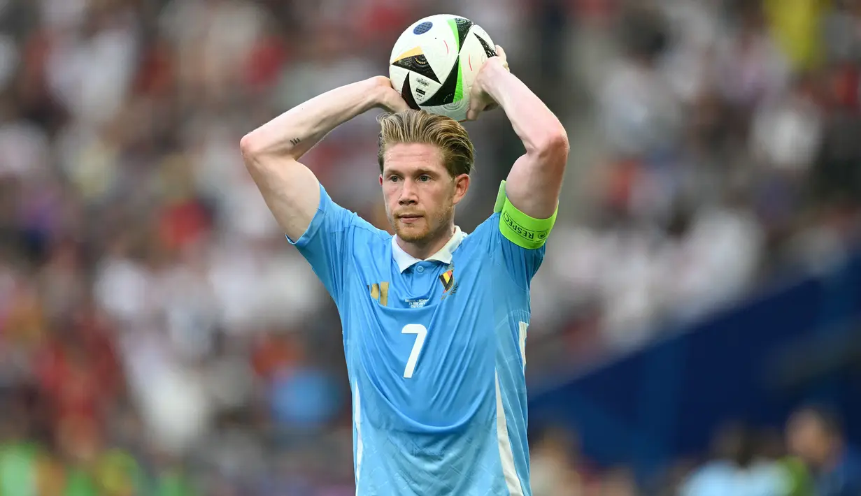 Kevin De Bruyne merupakan pilar penting di lini tengah Manchester City. Namun pada musim panas tahun ini, Gelandang Timnas Belgia tersebut santer disebut bakal angkat kaki dari Man City. Dia dikabarkan telah mencapai kesepakatan personal dengan Al Ittihad. (Fabrice COFFRINI / AFP)