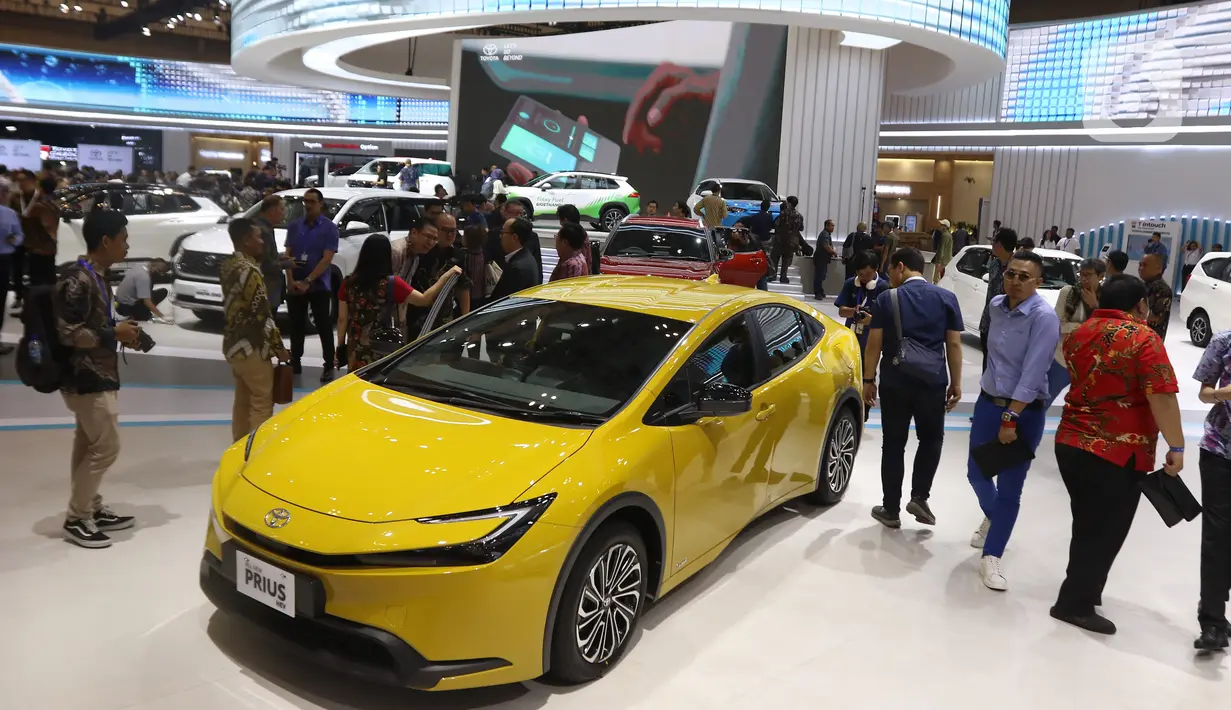 Ketiga mobil tersebut adalah New Alphard Hybrid, Corolla Cross dengan teknologi HEV Flexy Fuel, dan Corolla Cross H2 Concept. (Liputan6.com/Angga Yuniar)