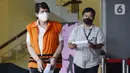 Eks Kepala Dinas Pengelolaan Keuangan dan Aset Daerah Kota Bandung Herry Nurhayat usai menjalani pemeriksaan di Gedung KPK, Jakarta, Kamis (23/4/2020). Herry diperiksa sebagai tersangka untuk melengkapi berkas kasus dugaan korupsi pengadaan RTH di Pemkot Bandung pada 2012. (merdeka.com/Dwi Narwoko)