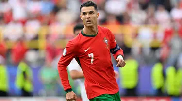 Cristiano Ronaldo dianggap sebagai salah satu pesepakbola terhebat yang pernah ada. Bintang asal Portugal itu sudah bermain dengan banyak pemain hebat dalam kariernya. Saat ini ada beberapa mantan rekan setim Ronaldo yang berstatus bebas transfer atau tidak punya klub pada tahun 2024. Siapa saja mereka? (INA FASSBENDER / AFP)