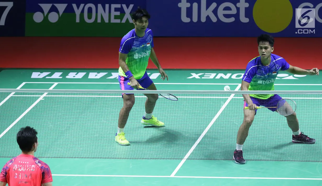 Ganda Putra Indonesia, Berry Angriawan/Hardianto saat melawan pebulutangkis China, Chengkai Han/Haodong Zhou pada Indonesia Open 2018 di Istora GBK Jakarta, (3/7). Angriawan Berry/Hardianto unggul 20-22, 21-18, 21-18. (Liputan6.com/Helmi Fithriansyah)
