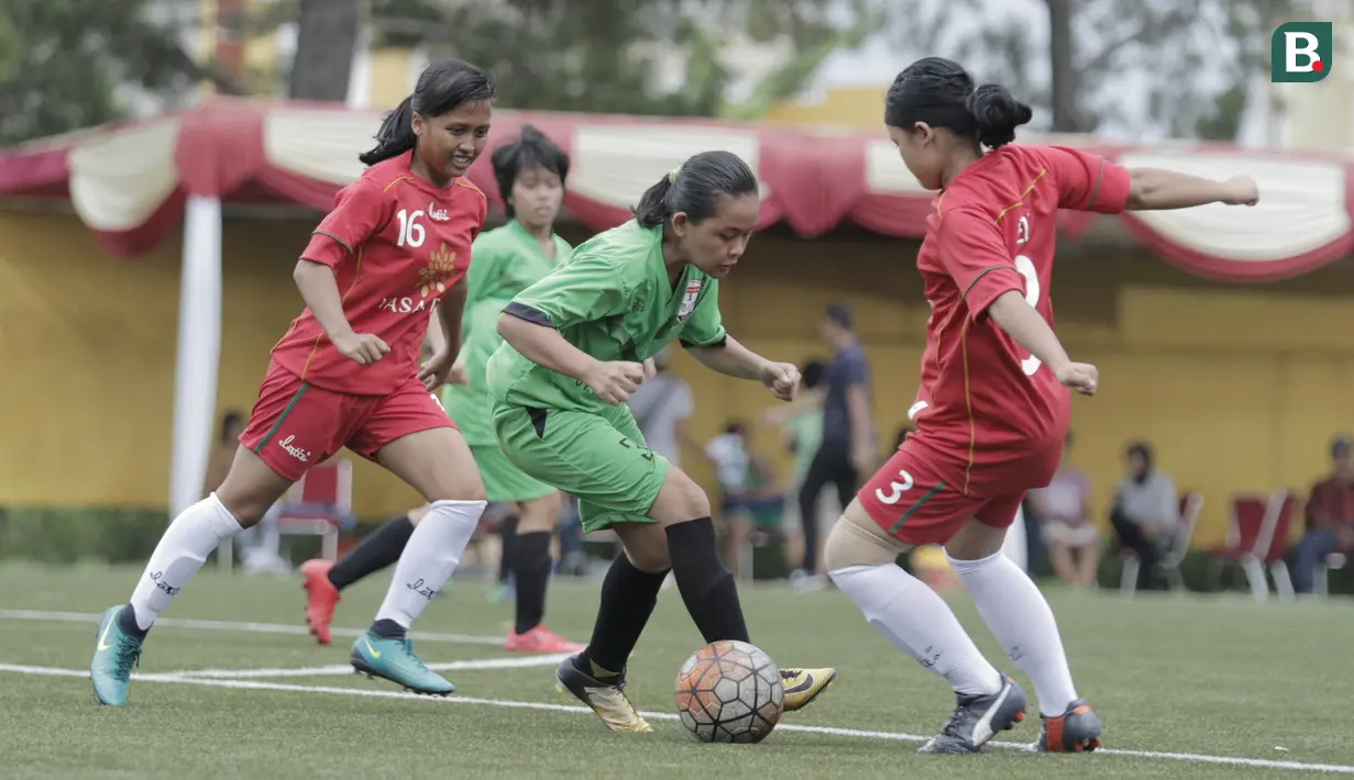 Pemain Gelora Muda, Helsa, berusaha melewati pemain Vasanta FC pada laga Jakarta Equal Festival 2018 di Sawangan, Depok, Minggu (11/3/2018). Vasanta FC menang 2-0 atas Gelora Muda. (Bola.com/M Iqbal Ichsan)