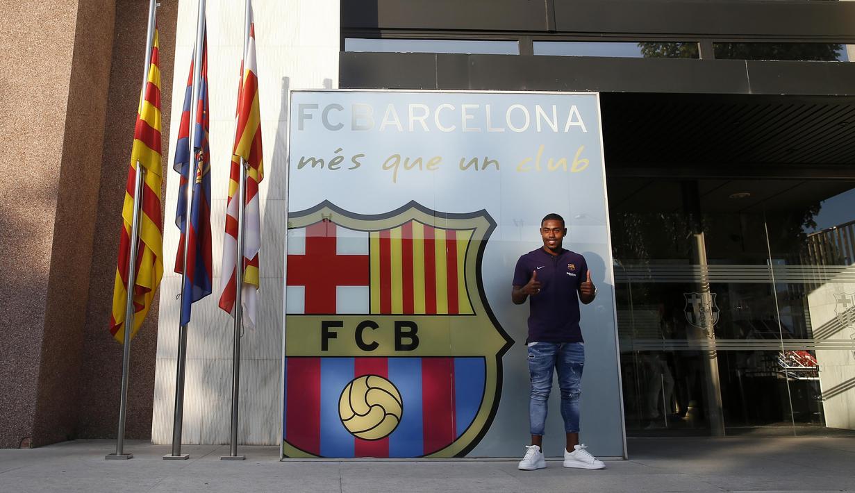 Pemain baru Barcelona, Malcom Filipe Silva de Oliveira, berpose dihadapan media saat tiba di Stadion Camp Nou, Barcelona, Selasa (24/7/2018). Blaugrana resmi mendapatkan jasa pemain Bordeaux ini dengan harga 41 juta euro. (AP/Manu Fernandez)