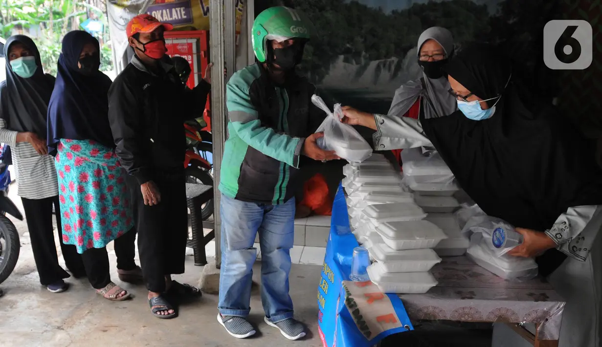 Relawan Yayasan Nasi Jumat (SiJum) Indonesia memberikan  makan siang di Warung Makan Gratis Beji, Depok, Jawa Barat, Rabu (9/3/2022). Makan siang gratis bagi masyarakat umum setiap harinya ini sudah berjalan sejak September 2021. (merdeka.com/Arie Basuki)