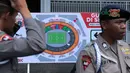 Personel Polisi berjaga jelang Laga grup H Piala AFC 2018 di Stadion Utama GBK, Senayan, Jakarta (28/2/2018). Laga ini mempertemukan Persija dan Tampines Rovers.. (Bola.com/Nick Hanoatubun)