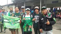 Bonek Mania saat tiba di Stasiun Bekasi untuk mendukung Persebaya pada babak 8 besar Liga 2 2017. (Bola.com/Ronald Seger Prabowo)