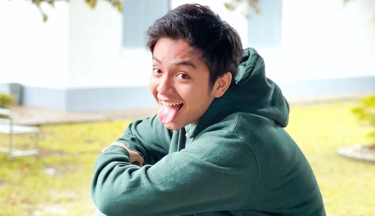 Cukup sering menggunakan jaket di beberapa penampilannya, gaya kasual dari Angga Yunanda pun sangat bisa kamu tiru. Tak hanya jaket, pemain film Mariposa ini juga beberapa kali terlihat menggunakan hoodie. (Liputan6.com/IG/@anggayunandareal16)