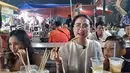 Perempuan kelahiran 19 Februari 1994 ini mencoba ajak buah hatinya untuk mencoba telur gulung di pasar malam. Momen Arumi makan telur gulung bersama anaknya pun berhasil curi perhatian warganet. Foto ini pun banjir like dan komentar dari netizen. (Liputan6.com/IG/arumibachsin_94)