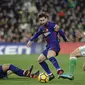 Gelandang Barcelona, Lionel Messi, berusaha melewati gelandang Real Betis, Andre Gomes, pada laga La Liga Spanyol di Stadion Benito Vilamarin, Sevilla, Minggu (21/1/2018). Betis kalah 0-5 dari Barcelona. (AFP/Cristina Quicler)