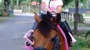 Sudah berkuda sejak usia 3 tahun, Thalia Putri Onsu sudah mandiri berkuda sendiri tanpa duduk dipegangi orang dewasa.(Liputan6.com/IG/@thaliaputrionsu)