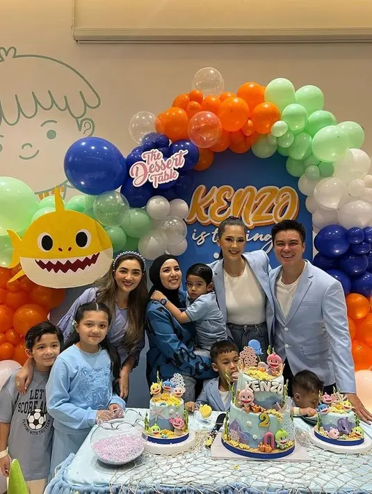 Baim bersama istri dan dua anaknya kompak mengenakan pakaian biru muda dan putih. Ashanty dan Arsy tampak hadir dan mengekan outfit serupa. [Instagram/paula_verhoeven]