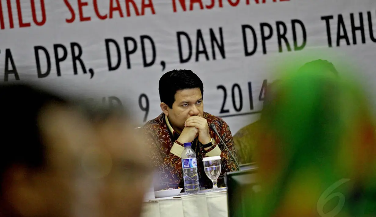 Ketua KPU Husni Kamil Manik mengamati rekapitulasi suara Provinsi Jawa Barat saat rapat pleno rekapitulasi hasil penghitungan suara pileg di Kantor KPU, Jakarta, Jumat (9/5/2014). (Liputan6.com/Faizal Fanani)