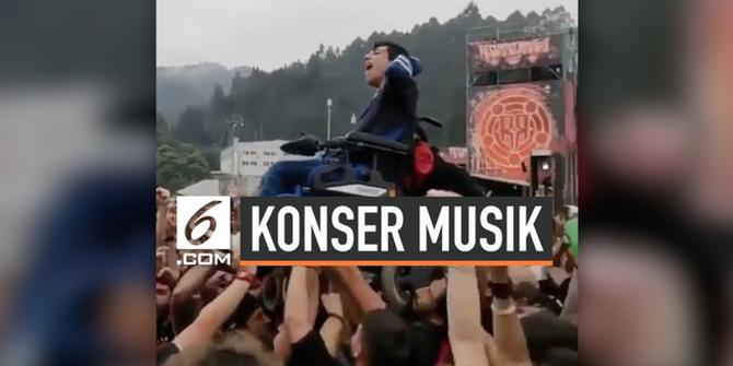 VIDEO: Terharu, Penonton Bantu Penyandang Disabilitas Nikmati Konser