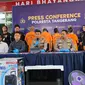 Satuan Reserse Kriminal Polres Kota Tangerang menangkap seorang wanita berinial M dan tiga orang pria berinsial MA, AO, dan H atas dugaan keterlibatan kasus penipuan dengan modus ganjal ATM. (Foto: Pramita Tristiawati/Liputan6.com).