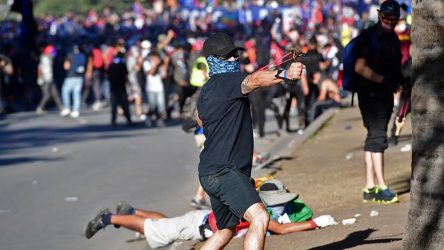Ketapel hingga Raket Tenis Jadi Senjata Demonstran di Chile