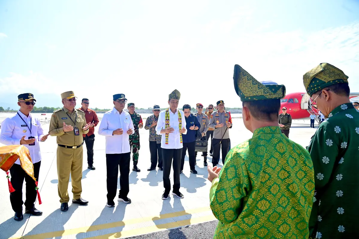 Momen Presiden Joko Widodo (Jokowi) disambut prosesi Adat Tepung Tawar saat tiba di Bandara Singkawang, Kalimantan Barat.