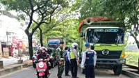 Petugas gabungan menertibkan truk tanah yang marak melintas di luar jam operasional. Hasilnya sebagai 16 truk tanah dikandangkan lantaran melanggar Peraturan Wali Kota (Perwal) Nomor 93 Tahun 2022. (Liputan6.com/Pramita Tristiwati)