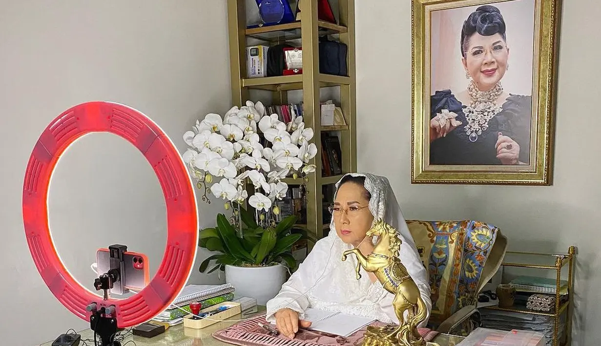 (Instagram/titiekpuspa_official)