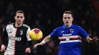 Gelandang Juventus, Adrien Rabiot berebut bola dengan pemain Sampdoria, Jakub Jankto  pada pertandingan lanjutan Liga Serie A Italia di stadion Luigi-Ferraris di Genoa (18/12/2019). Juventus menang tipis 2-1 atas Sampdoria. (AFP/Marco Bertorello)