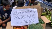Para petani membawa hasil panen mereka saat menggelar aksi demonstrasi memperingati Hari Tani Nasional di depan Kantor Guberner Jawa Barat, Gedung Sate Jalan Diponegoro, Kota Bandung, (26/9/2022). (Liputan6.com/Dikdik Ripaldi)