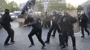 Bentrokan antara demonstran anti-fasis dengan pasukan anti-huru hara yang terjadi saat demonstran menggelar aksinya di Paris (23/4). Mereka melakukan demo untuk menentang Le Pan dan kebijakan anti imigrasinya. (AFP/Thomas Samson)