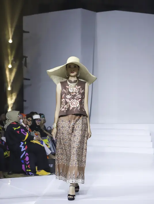 Desain dan potongan outer  versatile bisa dipakai untuk memberikan look semi formal dan formal. Menyempurnakan acara resmi dalam langgam etnik, klasik, dan elegan.