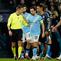 Wasit Clement Turpin berbicara dengan Bernardo Silva setelah memberikan kartu merah dalam laga leg kedua babak 16 besar Liga Champions antara Manchester City vs Real Madrid di Etihad Stadium, 18 Maret 2026. (AP Photo/Dave Thompson)