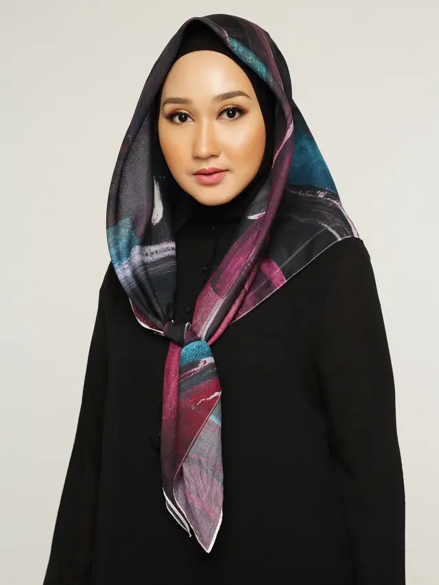 7 Inspirasi Gaya Hijab Saat Lebaran Ala Dian Pelangi, Tetap Stylish