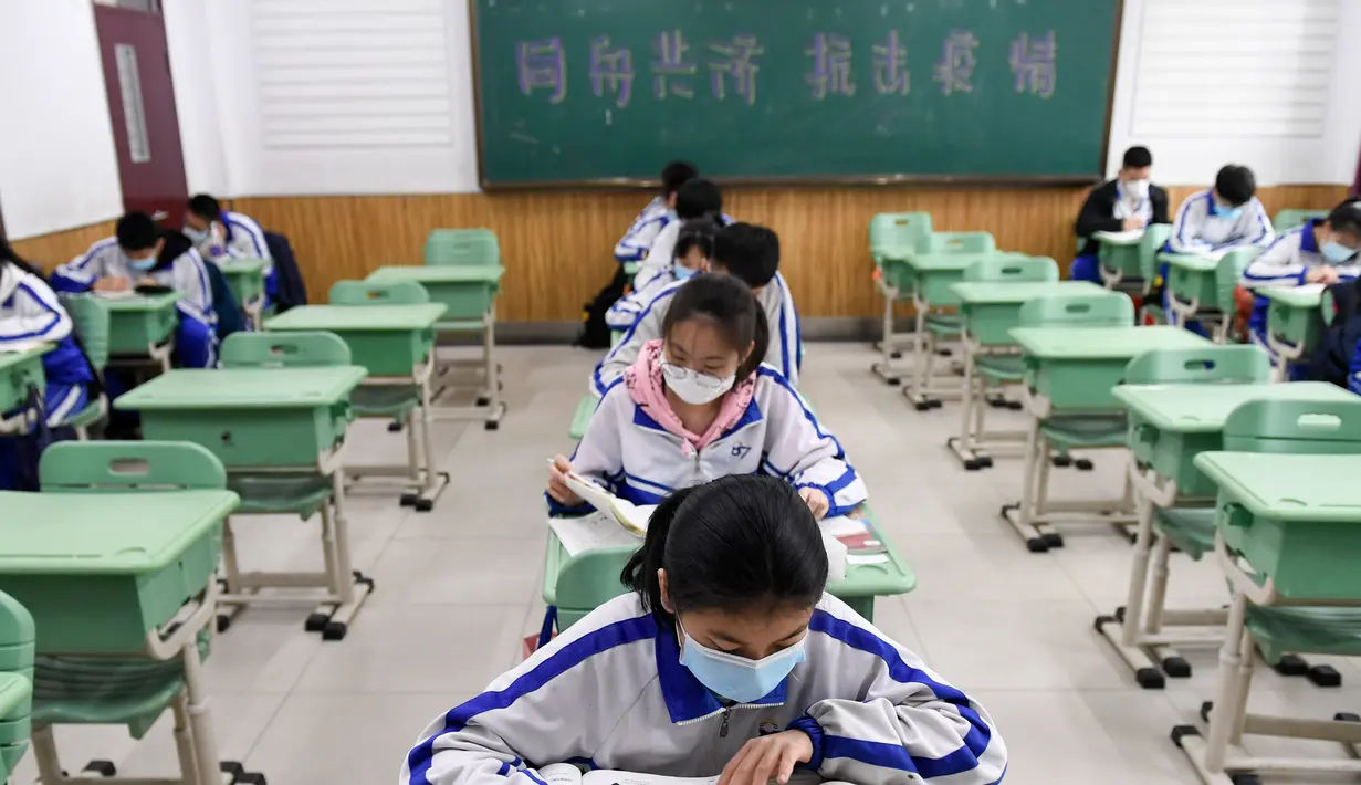 Para murid belajar di ruang kelas di Sekolah Menengah Pertama No. 87 di Changchun, Provinsi Jilin, China timur laut, (20/4/2020). Lebih dari 56.000 pelajar tahun akhir sekolah menengah pertama di Changchun kembali masuk sekolah pada Senin (20/4). (Xinhua/Yan Linyun)
