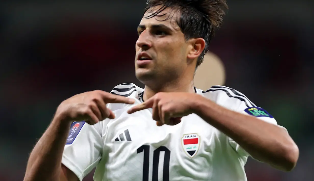 Malapetaka menimpa Indonesia di detik akhir babak pertama. Osamah mengembalikan keunggulan Irak setelah menyambar bola muntah tepisan Ernando Ari. VAR sempat mengecek gol ini karena dugaan off-side, tapi akhirnya tetap disahkan. Skor 1-2 bertahan sampai jeda. (AP Photo/Hussein Sayed)