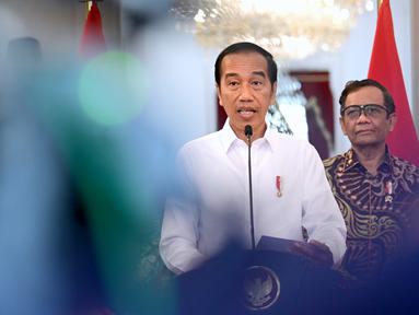 Presiden Joko Widodo didampingi Ketua Dewan Pengarah Tim Penyelesaian Non-Yudisial Pelanggaran HAM Berat Masa Lalu memberikan keterangan terkait pelanggaran HAM masa lalu di Istana Merdeka, Jakarta, Rabu (11/1/2023). Pemerintah Indonesia mengakui terjadinya 12 pelanggaran HAM berat di masa lalu dan akan memulihkan hak-hak korban secara adil dan bijaksana tanpa menegasikan penyelesaian yudisial. (FOTO: Muchlis Jr-Biro Pres Sekretariat Presiden)