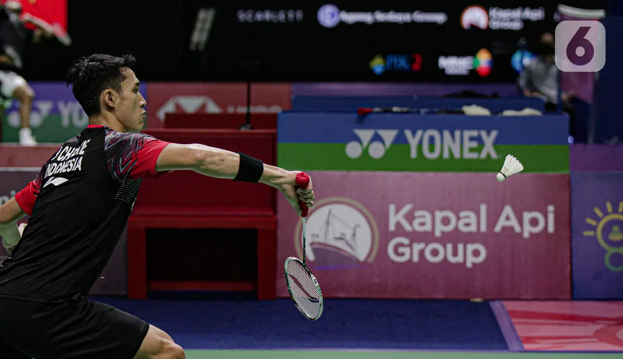 Pebulu tangkis tunggal putra Indonesia Jonatan Christie memukul kok ke arah tunggal putra Thailand Kantaphon Wangcharoen dalam babak 32 besar Indonesia Open 2022 di Istora Senayan, Jakarta, Rabu (15/6/2022). Dengan kemenangan ini, Jonatan Christie melangkah ke babak 16 besar. (Liputan6.com/Faizal Fanani)