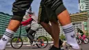 Warga bersepeda saat Car Free Day di Kawasan Bundaran HI, Jakarta, Minggu (4/9/2022). Pemerintah Provinsi DKI Jakarta akan memiliki jalur sepeda hingga 309,5 kilometer. (Liputan6.com/Angga Yuniar)
