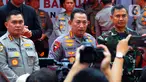 Kapolri Jenderal Listyo Sigit Prabowo (tengah) melepas distribusi paket bantuan sosial dalam rangka Bulan Bakti Polri Presisi di Lapangan Bhayangkara, Jakarta, Senin (19/6/2023). Pendistribusian 322.085 paket bantuan sosial (bansos) ini merupakan rangkaian Bulan Bakti Polri Presisi, jelang Hari Bhayangkara ke-77. (merdeka.com/Imam Buhori)