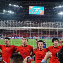 Sejumlah pemain China bernyanyi dengan para pendukung mereka setelah laga lanjutan putaran ketiga Grup C Kualifikasi Piala Dunia 2026 melawan Timnas Indonesia di Qingdao Youth Stadium, Qingdao, China, Selasa (15/10/2024). (AFP)