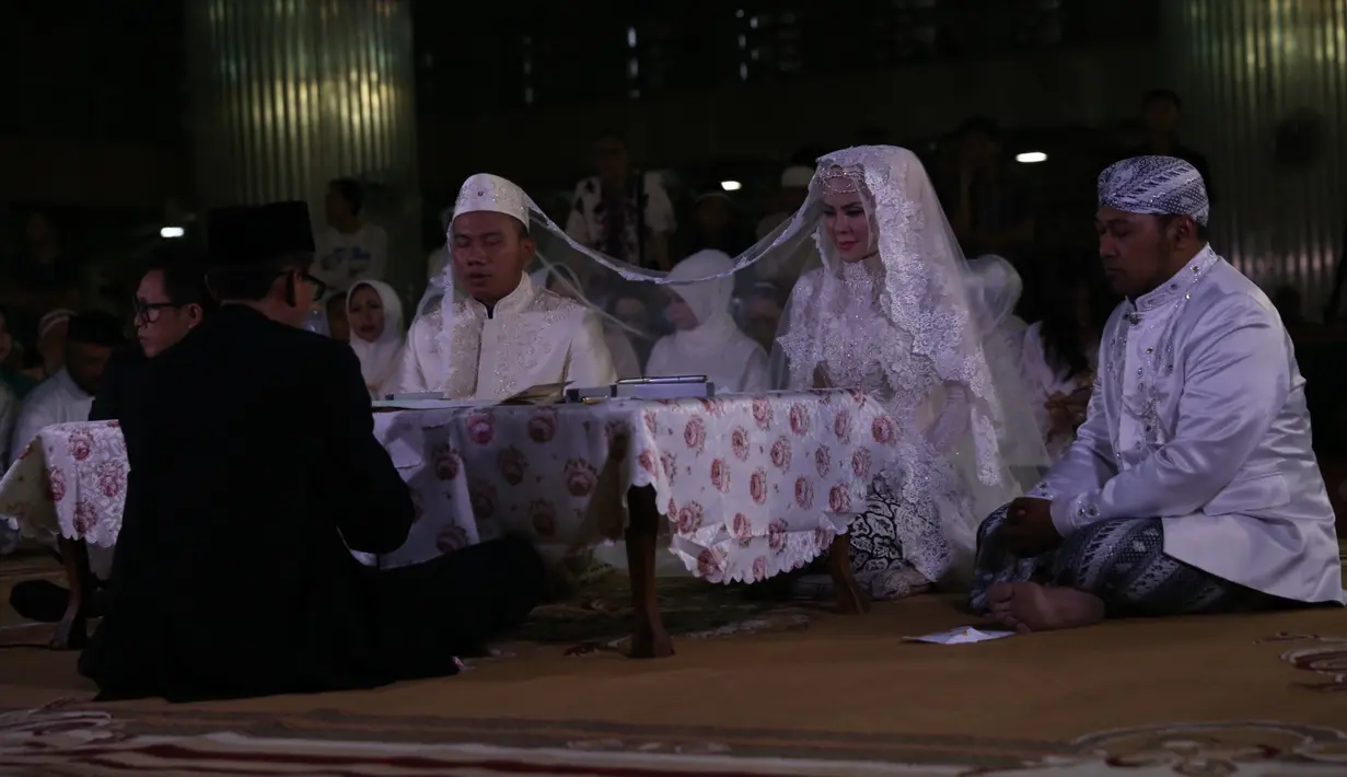 Dari pengamatan, kedua pasangan ini terlihat tegang saat akan menjalani akad nikah. Kabar ini juga membantah kabar yang selama ini pasangan ini hanya sebatas setingan. (Nurwahyunan/Bintang.com)