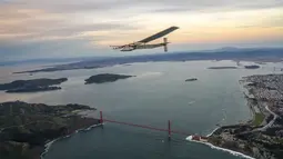 Pesawat bertenaga surya yang dikemudikan oleh Bertrand Piccard dari Swiss terbang di atas jembatan Golden Gate di San Francisco, California, AS (23/4). Pesawat ini melakukan penerbangan hingga 62 jam dari Hawaii. (Jean Revillard/Solar Impulse/Reuters)