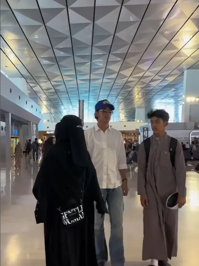 Umi Pipik antar anak bungsunya sekolah ke Yaman. [Foto: Instagram/_ummi_pipik_]