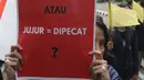 Mahasiswa yang tergabung dalam BEM Institut Pertanian Bogor saat melakukan aksi di jalan Kuningan Persada sekitar Gedung Merah Putih KPK, Jakarta, Rabu (2/6/2021). Mereka menolak Tes Wawasan Kebangsaan dan pelantikan pegawai KPK menjadi Aparatur Sipil Negara. (Liputan6.com/Helmi Fithriansyah)