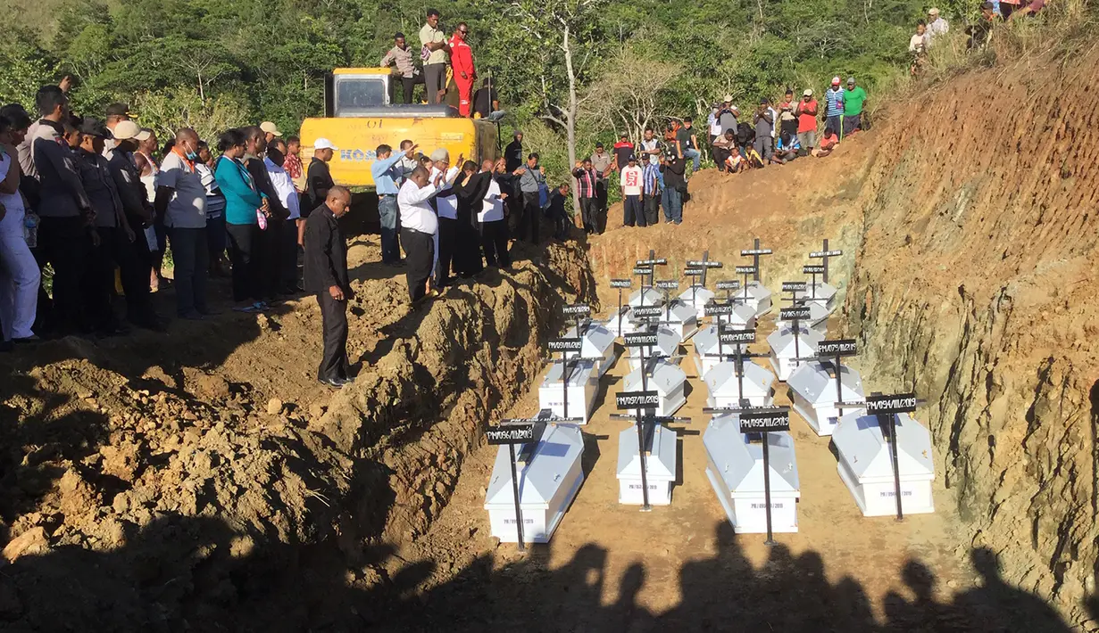 Pemakaman massal korban banjir bandang di Sentani, Kabupaten Jayapura, Papua, Rabu (27/3). Sebanyak 20 jenazah korban banjir bandang Sentani dimakamkan secara massal lantaran belum berhasil teridentifikasi.  (NETHY DHARMA SOMBA/AFP)