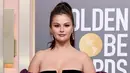 <p>Selena Gomez menghadiri Golden Globe Awards 2023 di The Beverly Hilton, Beverly Hills, California, Amerika Serikat, 10 Januari 2023. Berkali-kali ia tertawa dan tersenyum saat diabadikan oleh awak media. (Amy Sussman/Getty Images/AFP)</p>