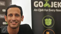 Ceo GO-JEK Indonesia Nadiem Makarim saat jumpa pres perekrutan pengendara Go-Jek  di Hall A Basket Senayan, Jakarta, Jumat (14/8/15). Fenomena ojek online dengan aplikasi di hanphone kini banyak diminati. (Liputan6.com/Herman Zakharia)