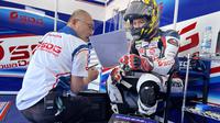 Pembalap SDG MS Harc-Pro.Honda.Ph, Haruki Noguchi (kanan), melihat lintasan sebelum dimulainya latihan bebas pada kelas ASB1000 ARRC Mandalika 2023 di Sirkuit Mandalika, Lombok, Jumat (11/08/2023). (Twitter/@SdgMSOfficial)
