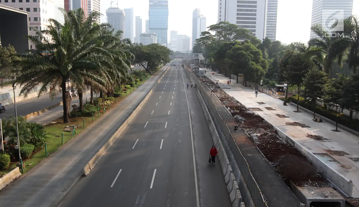 Suasana lengang di Jalan Sudirman, Jakarta, Minggu (17/6). Hari Bebas Kendaraan Bermotor (HBKB) atau Car Free Day (CFD) di Jakarta masih ditiadakan hari ini. (Liputan6.com/Arya Manggala)